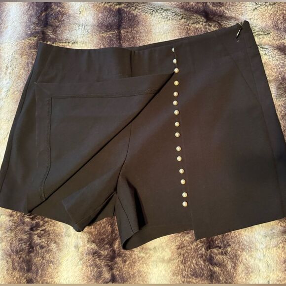 Ladies Black Dress Shorts “Skort” Zara M Side Zipper Pearl Button Decor As New - Picture 2 of 5